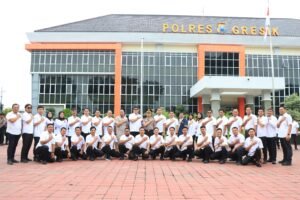 Momen Haru, Kapolres Gresik AKBP Rovan Richard Mahenu Pimpin Apel Terakhir Titipkan Doa untuk Anggota