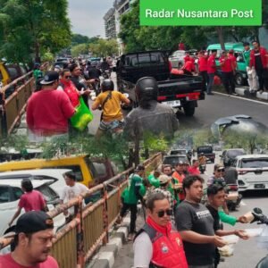 Ormas Madas Sedarah Dpac Wonokromo Gelar Bagi Bagi Jumat Berkah di Depan Terminal Joyoboyo