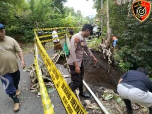 Pasang Police Line Polres Lumajang Tangani Longsor Di Tempursari Kendaraan Berat Dilarang Melintas