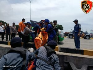 Sinergi TNI AL Dan Tim SAR Gabungan Berhasil Evakuasi Korban Terjatuh Dari KMP Dharma Ferry VII di Perairan Gresik