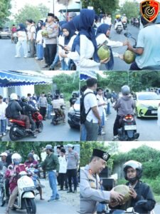 Jalin Sinergitas, Kapolres Bangkalan Bagi Bagi Takjil Bersama Mahasiswa Di Depan Pos Pandabah Kamal